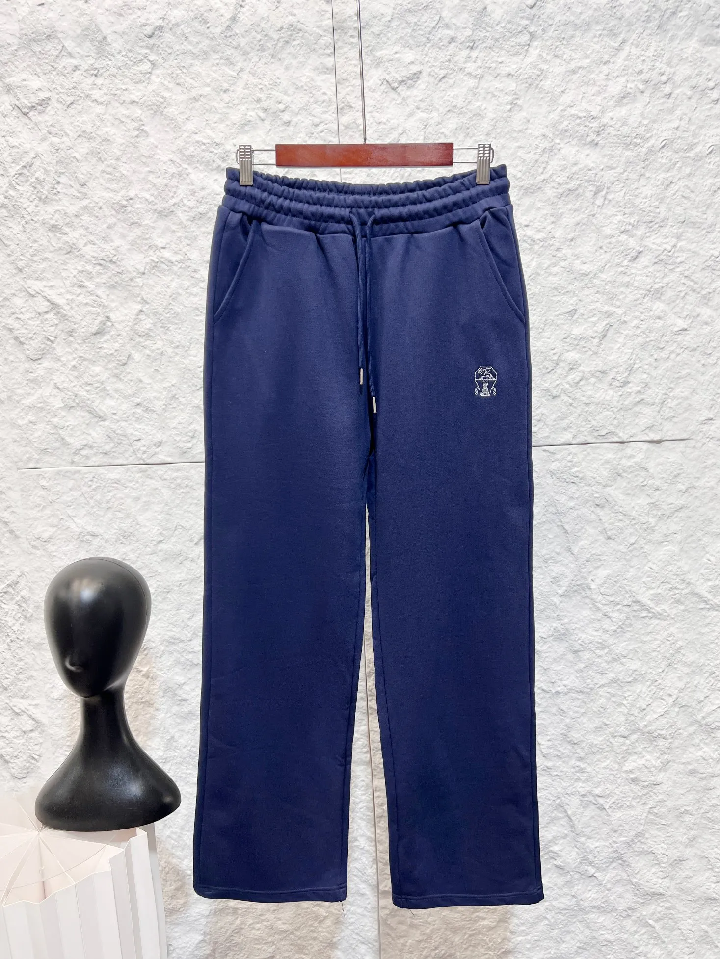 Brunello Cucinelli (In Stock for a long time and has not been removed from the shelves) (BC) These wide-leg sweatpants are made of high-count double-ply Xinjiang long-staple cotton blended terry sweatpants. They are pre-shrunk and washed. They are not easy to deform and have a strong drape feeling. They are the Classic knitted base fabric of BC casual pants. VFactory process name: Double-layered widened elastic waist with drawstring + built-in non-slip webbing waist technology Waistband: double-layered ribbed widened waist, built-in elastic + cotton drawstring, metal beer nozzle at the end of the drawstring, the industry collectively refers to the metal head drawstring waist technology Side seam pockets: diagonal insert type Loose casual wide-leg trousers for men and women Same Style Color: Black linen Gray Navy Blue Sizes: S-3XL Max. catties (worry-free after-sales)